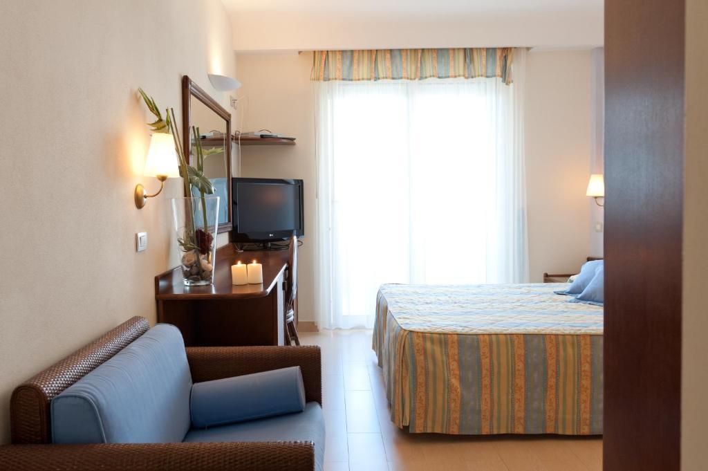 Deluxe Triple Room with Pool View and Lateral Sea View - Beach Access