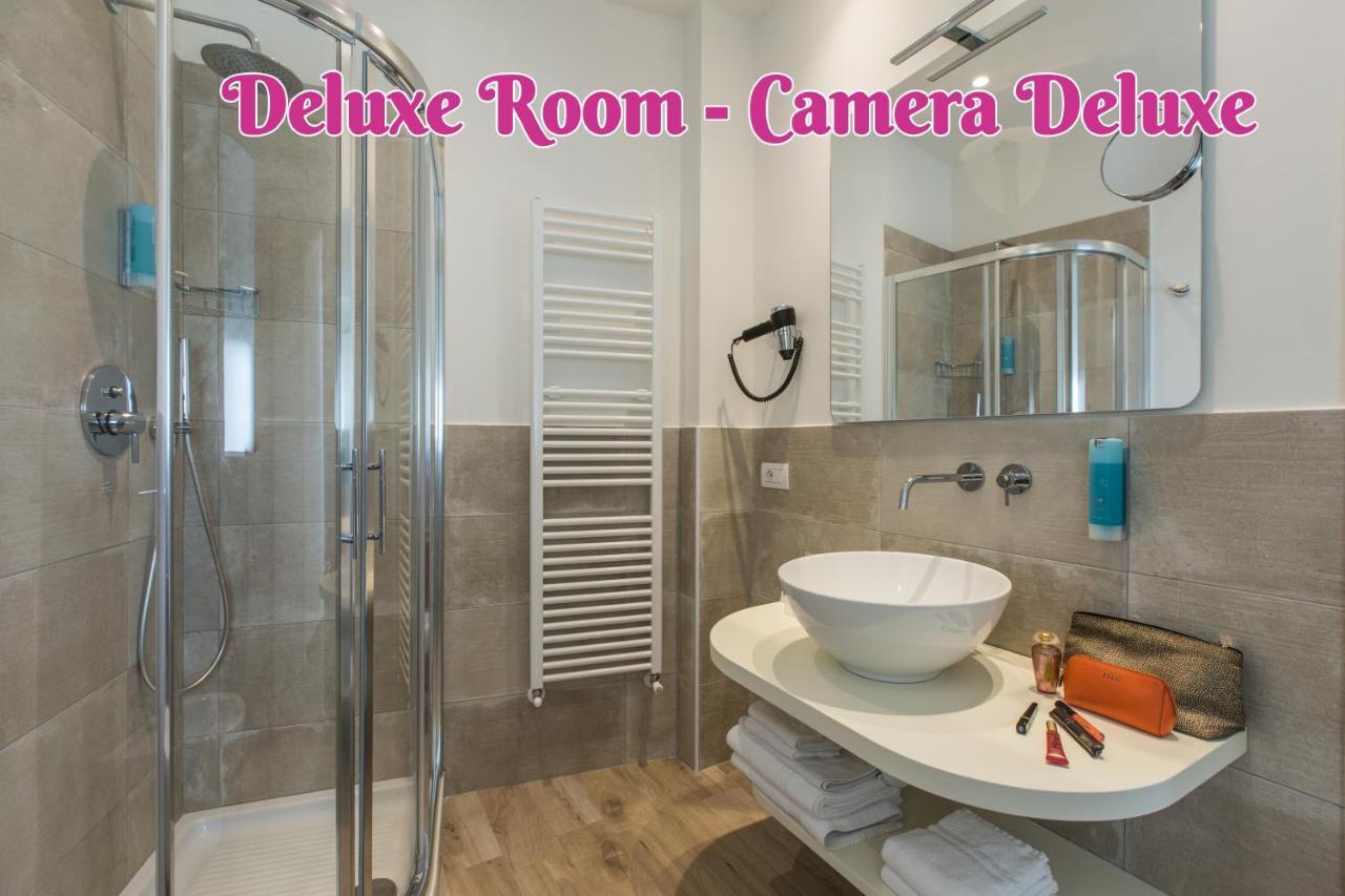 Camera Tripla Deluxe