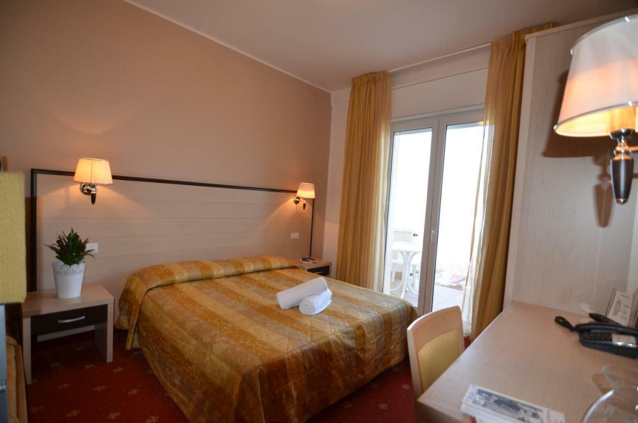 Camera Familiare con Balcone e Vista Mare